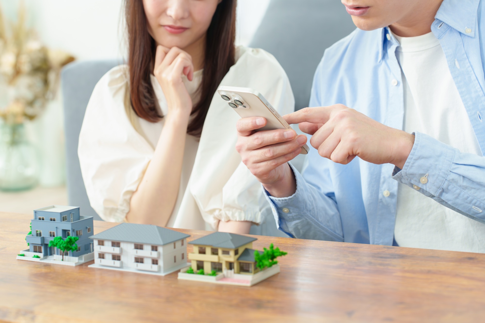家のブロックを見つめる夫婦