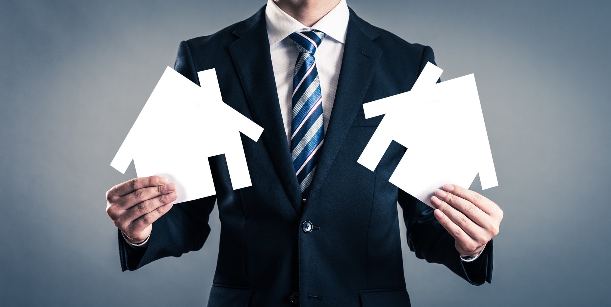 家のパネルを持ち解説する住宅専門家