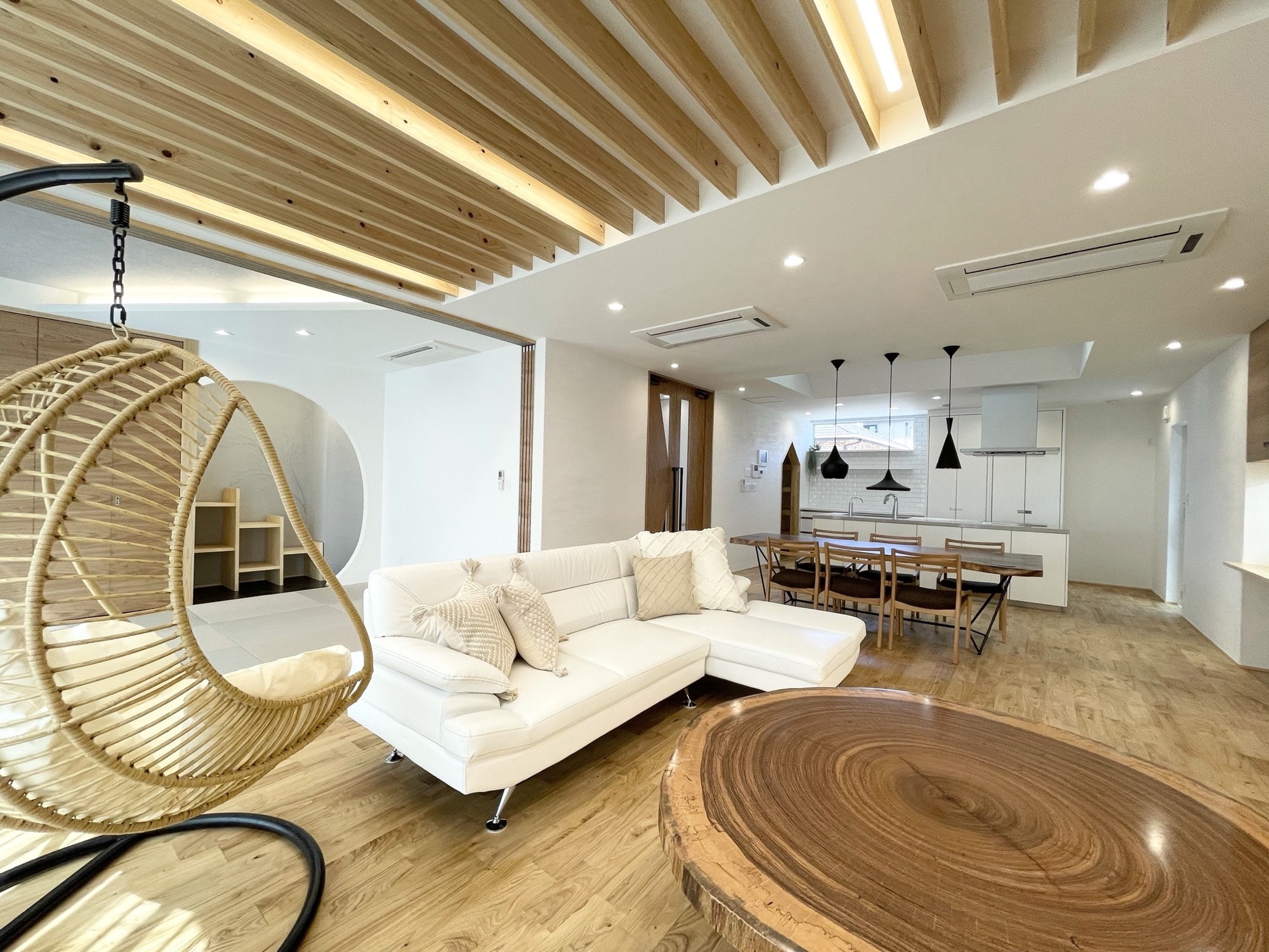 ACE FORM社の住宅内観デザイン。リビングの施工写真