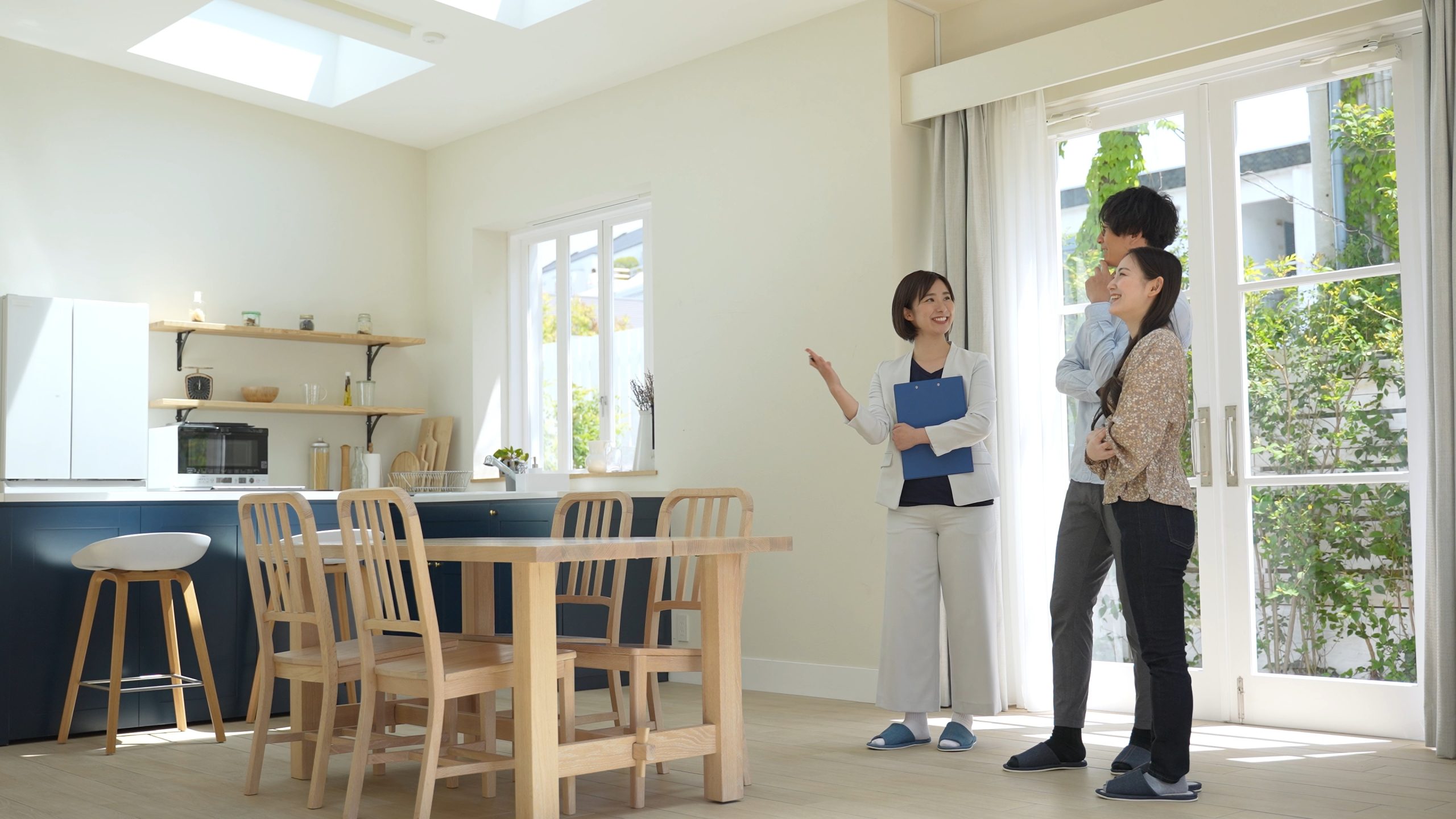 モデルルームを内覧するカップル