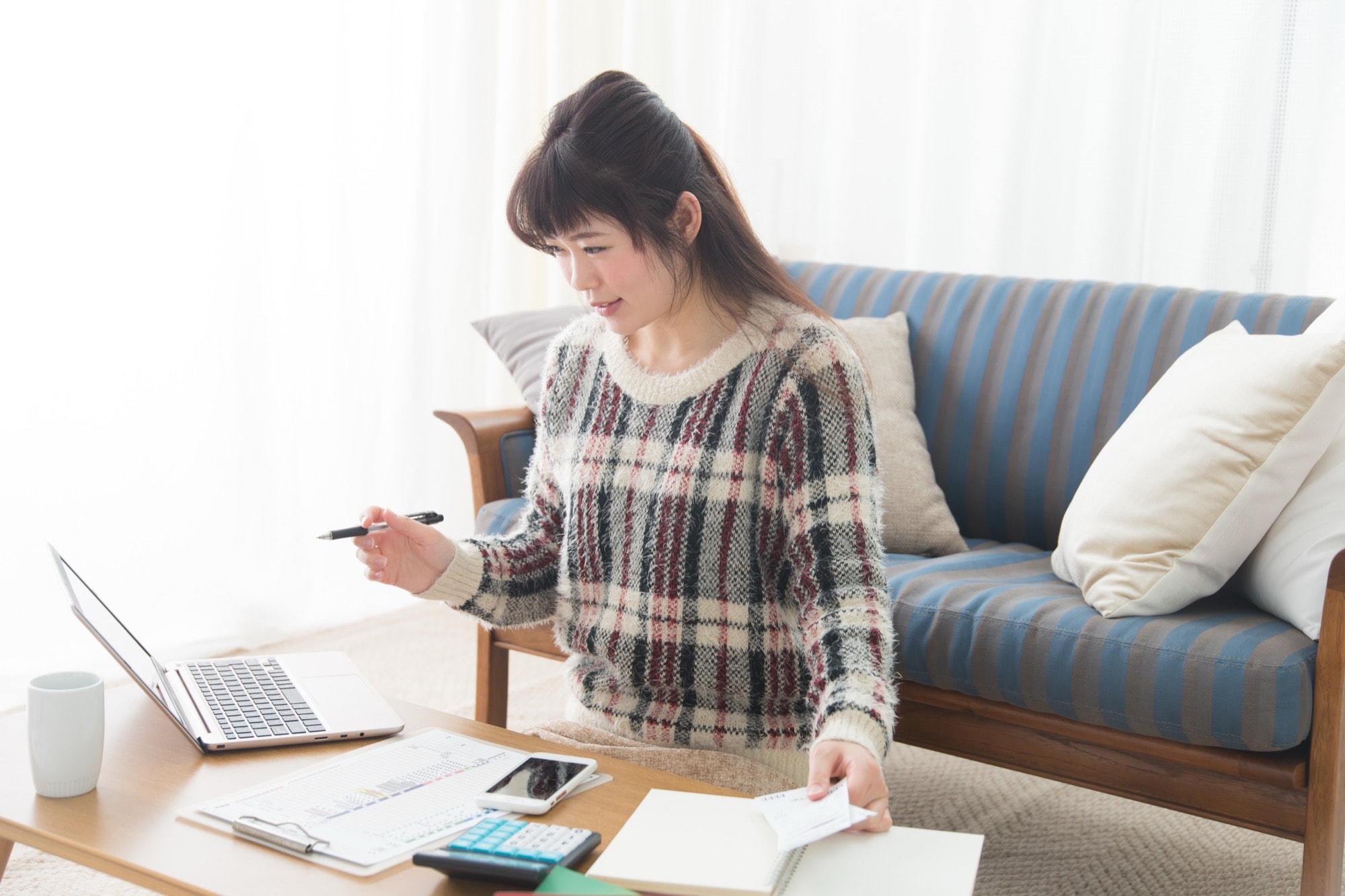 住宅ローンにかかる費用の勉強をしている女性