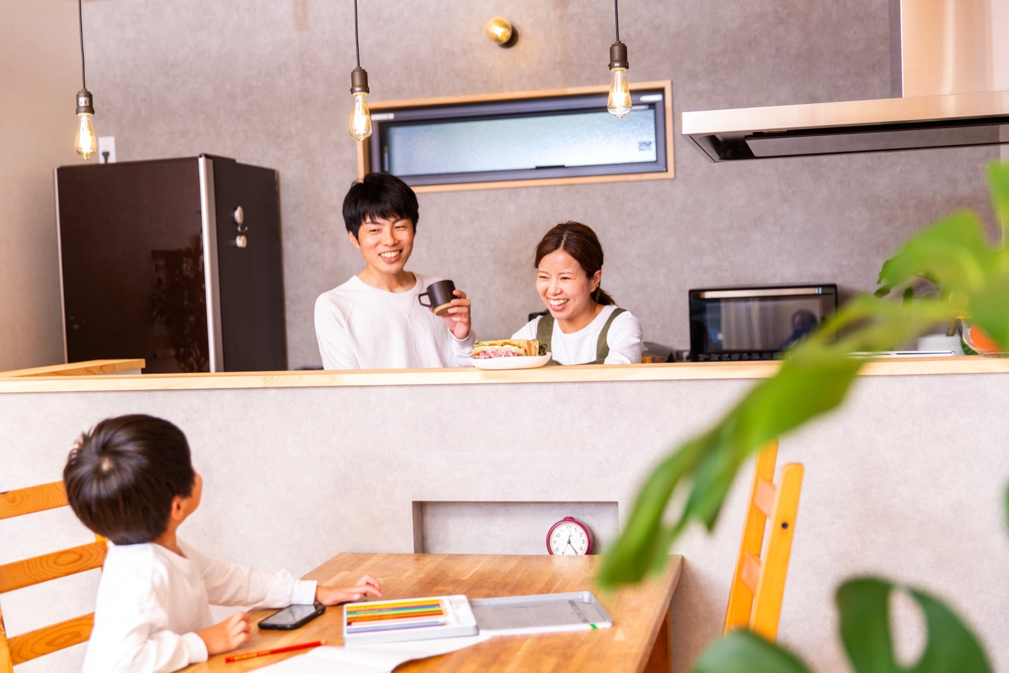 若い家族がキッチンで過ごすイメージ