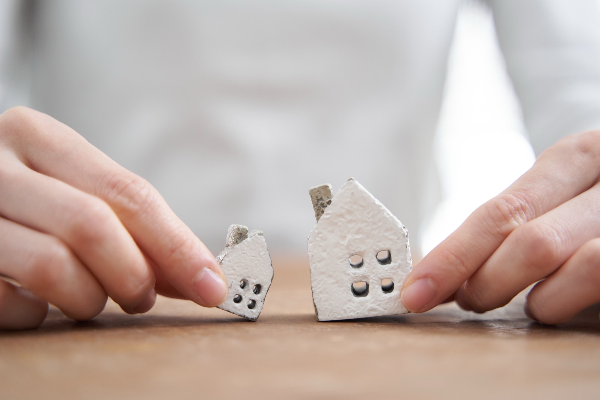 家のオブジェを持つ日本人女性