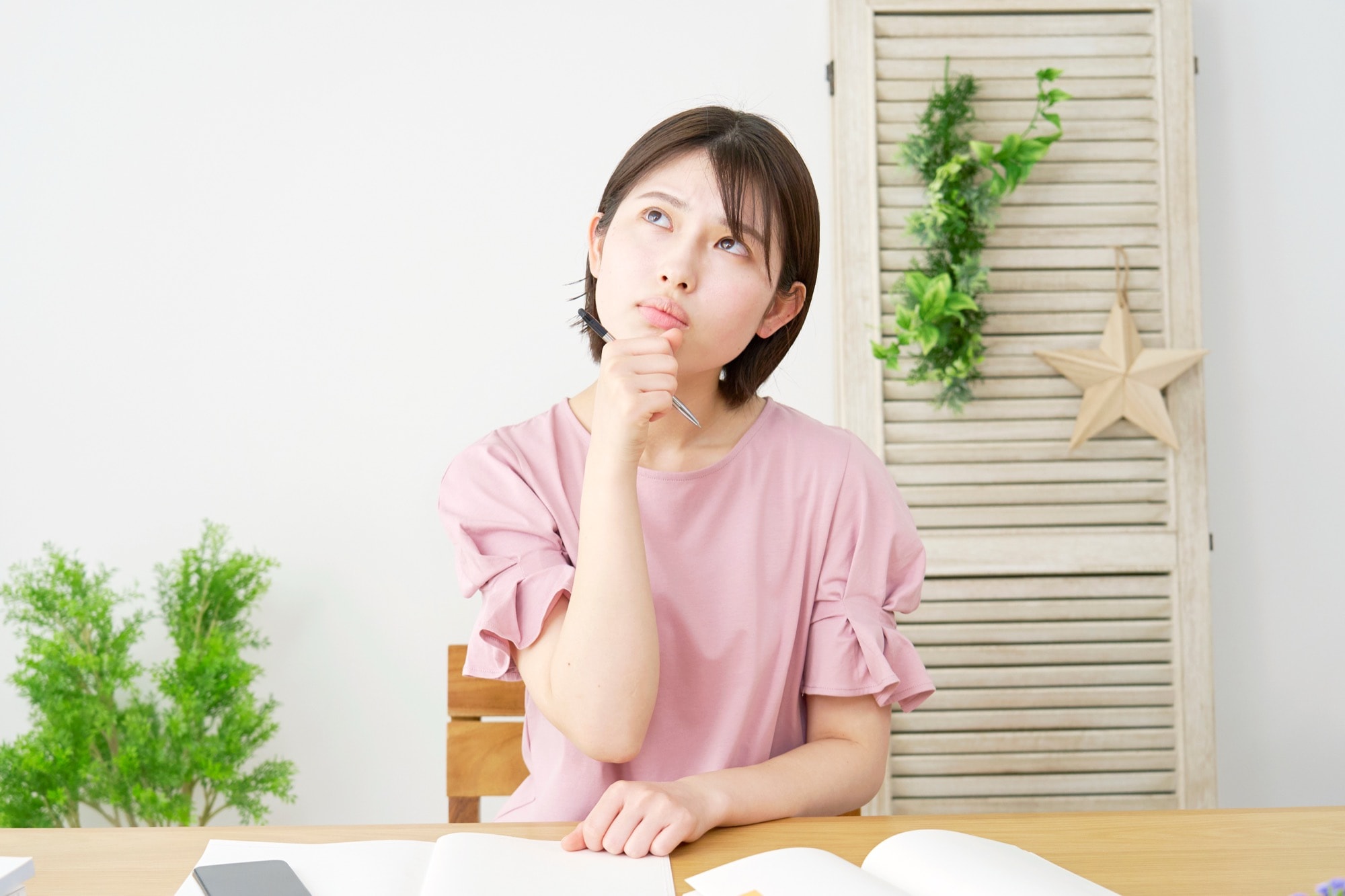 理想的な間取りやレイアウトについて考える女性